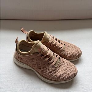 APL Women's Techloom Phantom Sneakers 7.5 size